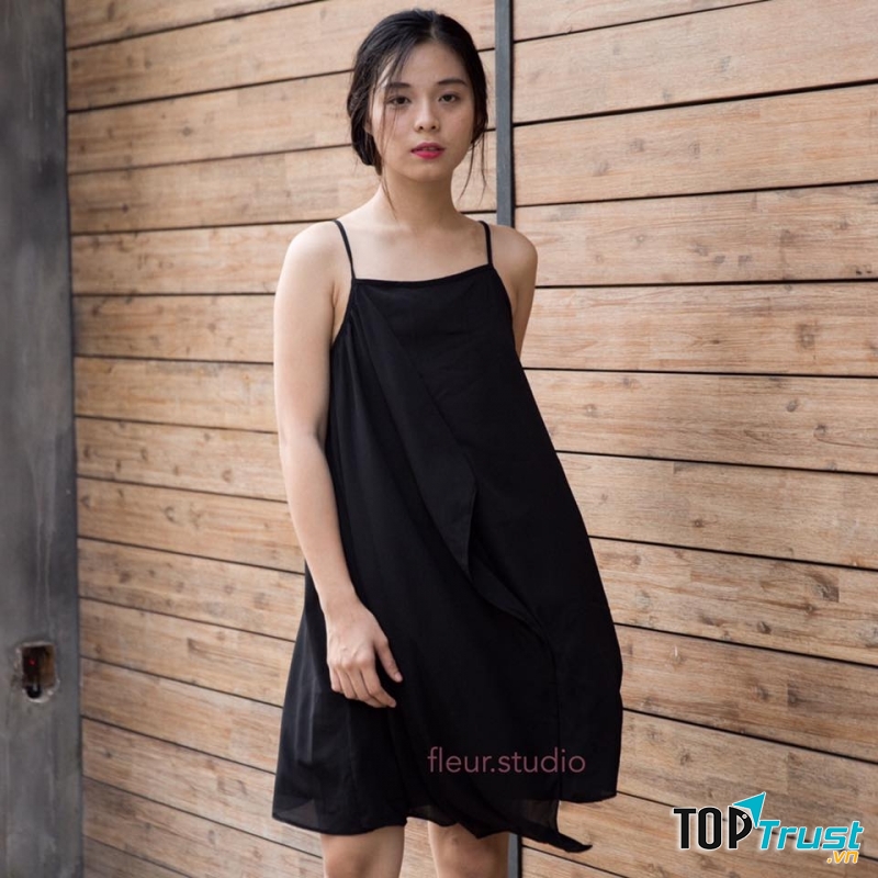 Tuy đơn giản nhưng trông bạn sẽ thật cuốn hút với bộ đầm này