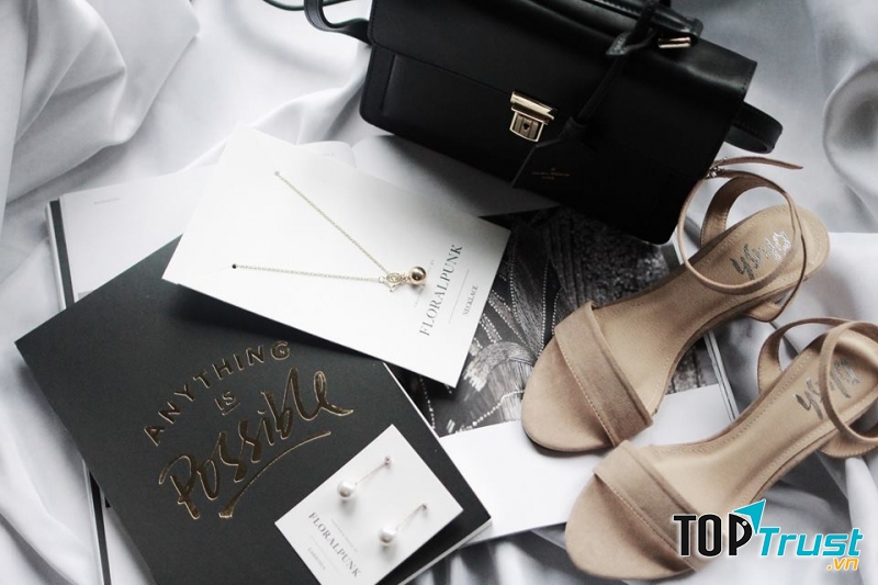 Giày và túi xách cũng là một điểm mạnh khác của Floralpunk