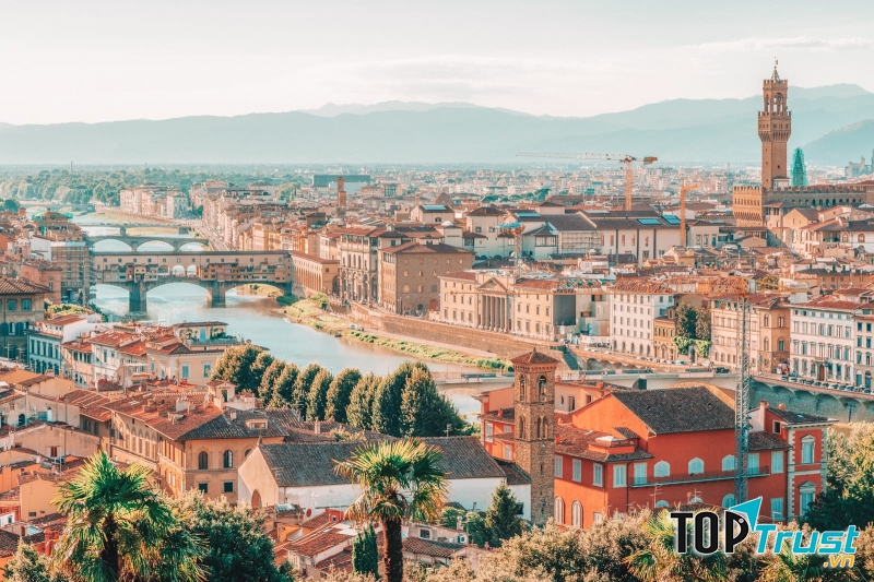 Florence là thủ phủ của vùng Tuscany và tỉnh Florence của Italia