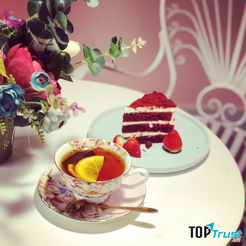 Trà hoa quả và bánh kem