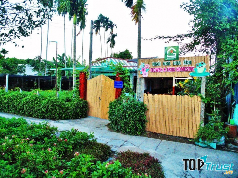 Du khách nước ngoài thích thú checkin tại Flower & Frog homestay.