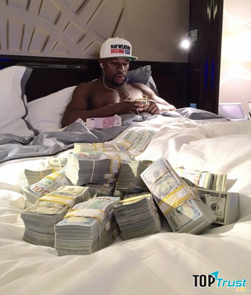 Sự giàu có của mình giúp Mayweather có sở thích khoe tiền bất cứ lúc nào