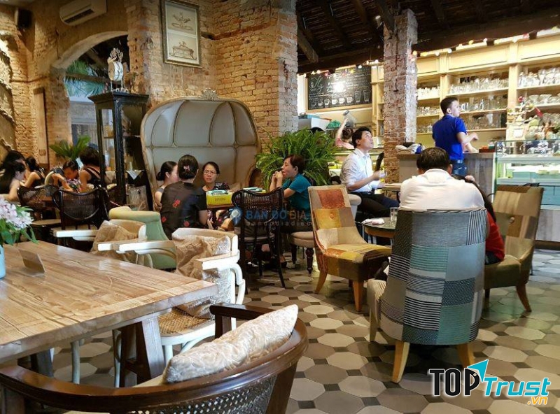 Fly Cupcake Garden Café