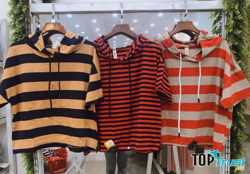 Áo thun họa tiết kẻ chưa bao giờ là lỗi mốt