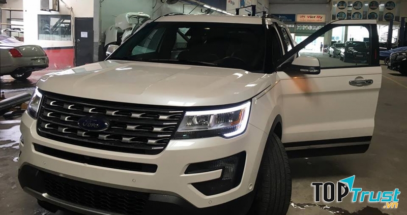 Nhìn thoáng qua nếu không có logo của Ford có thể nhầm lẫn đây là một chiếc Rover