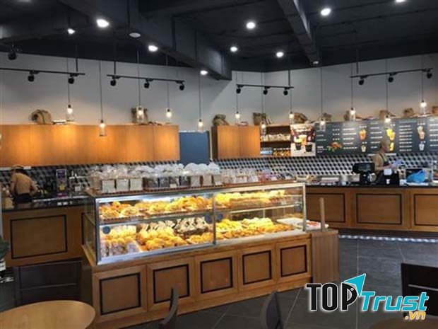 Ngoài bánh sinh nhật, tại đây còn bán nhiều loại bánh khác