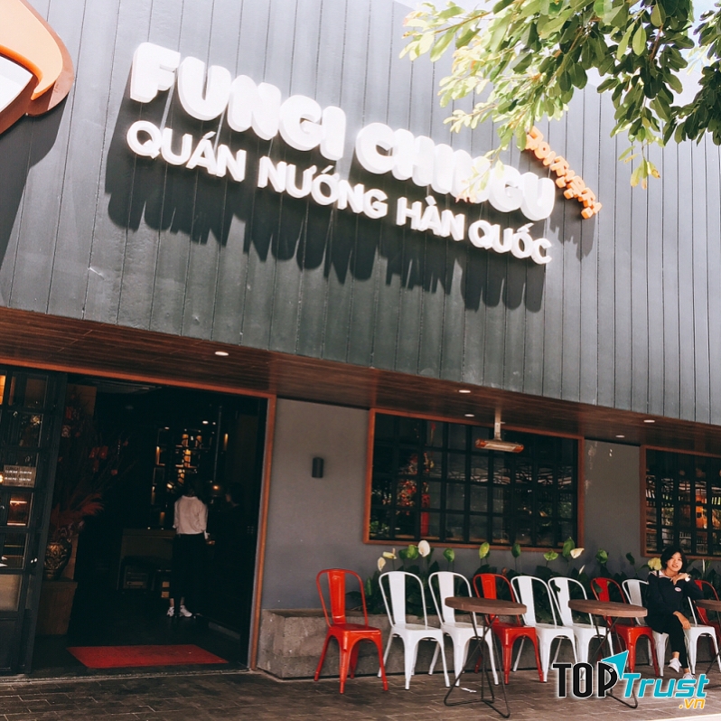 Đến quán nướng Fungi Chingu Đà Lạt, ấn tượng đầu tiên đó chính là không gian đậm chất Hàn Quốc