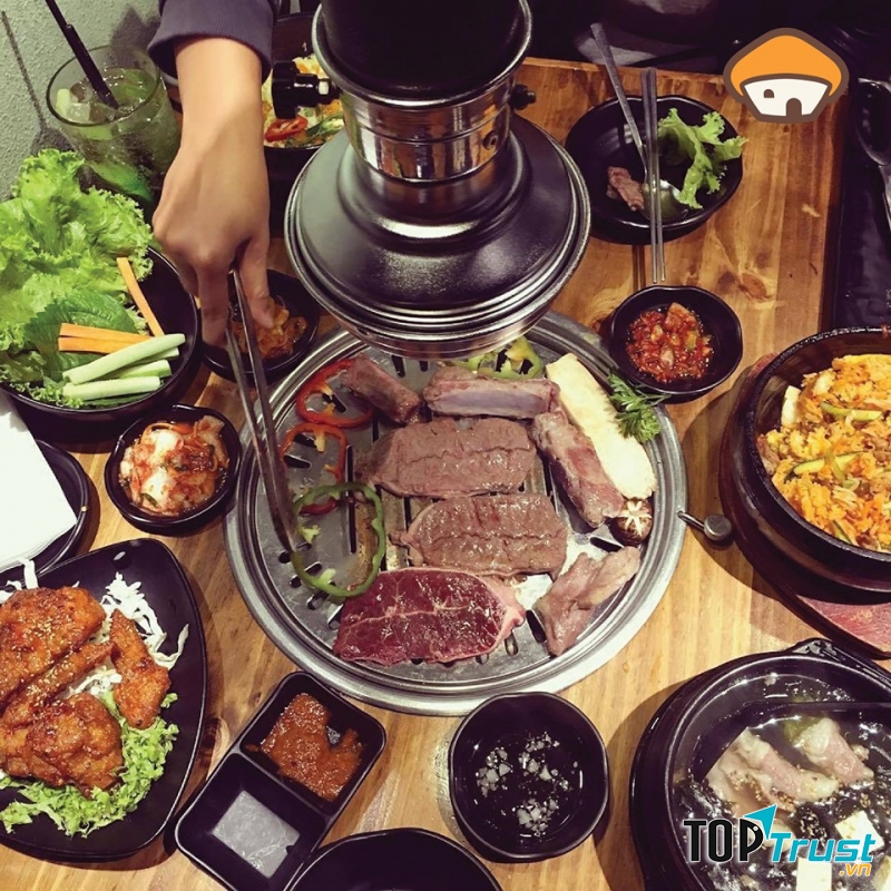 Khởi nghiệp từ một quán nướng Hàn Quốc không khói đầu tiên tại Đà Lạt đến nay Fungi Chingu đã xây dựng cho mình một chuỗi nhà hàng với 3 cơ sở tại Đà Lạt sau gần 5 năm thành lập.