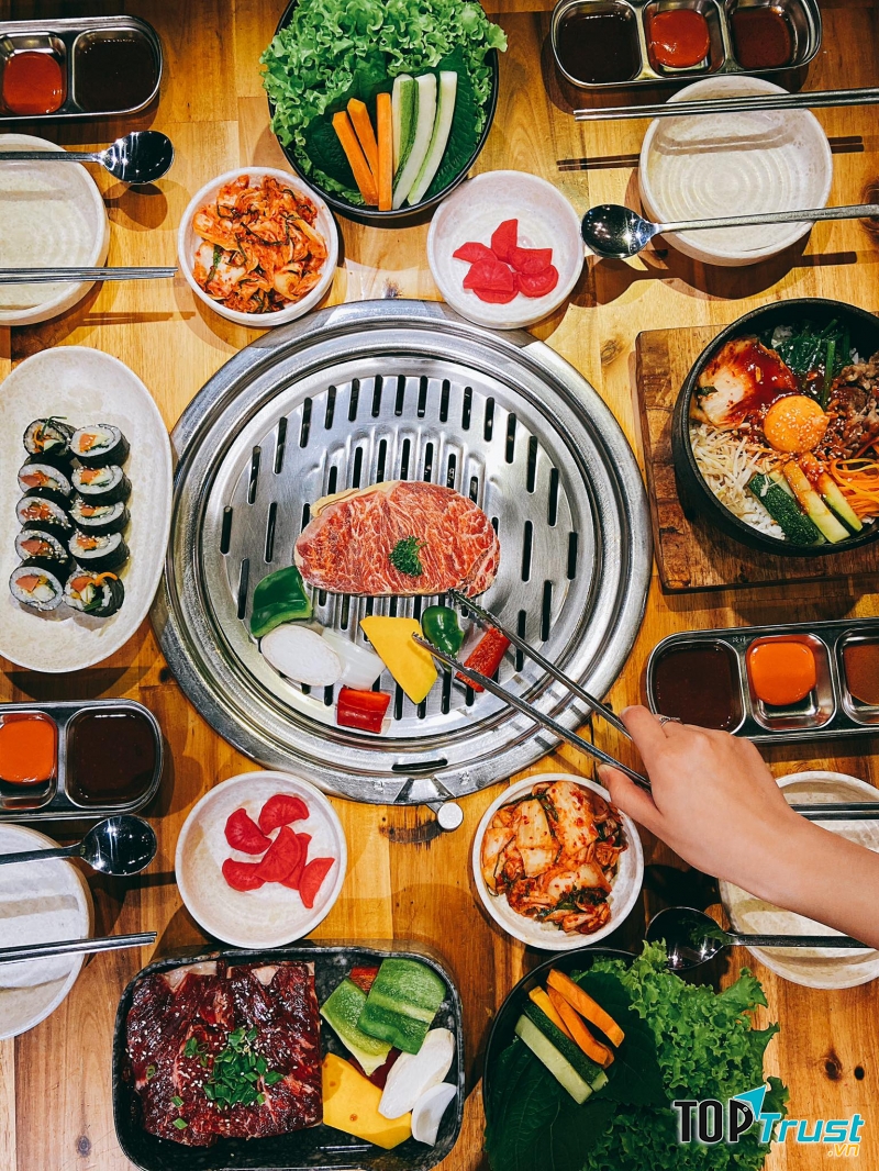 Fungi Chingu còn có thêm cơm trộn, kimbap, bánh gạo,… cũng thơm ngon, hấp dẫn không kém.