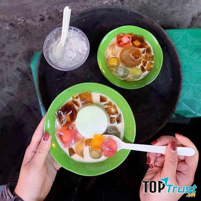 Chè hoa quả của quán Funny Monkey