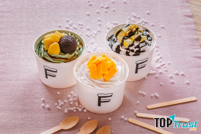 em xốp sợi thêm whipping cream kèm các topping, được đựng trong cốc giấy và muỗng gỗ xinh xắn