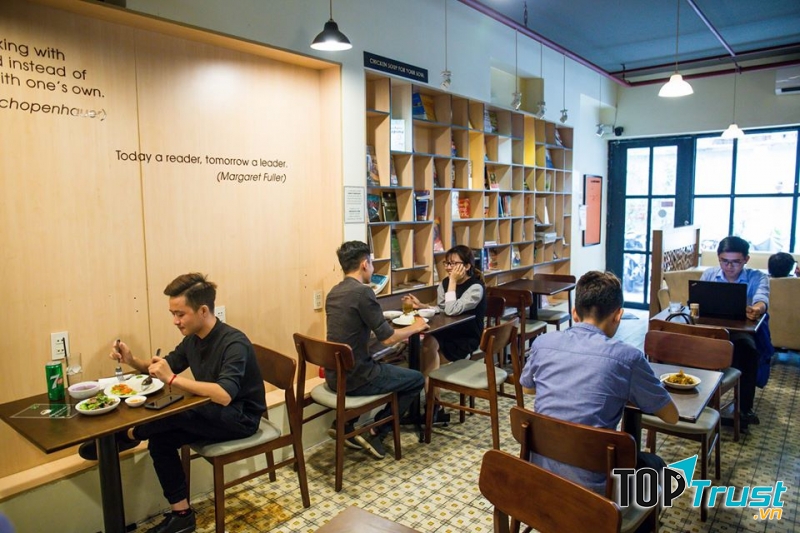 Đối tượng khách hàng chủ yếu của ﻿FYI Book Coffee là ﻿những người sành cà phê, nghiền sách và thèm có những phút giây yên tĩnh