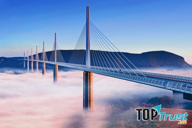 Cầu Millau ở Pháp là cây cầu có trụ cao nhất Thế giới
