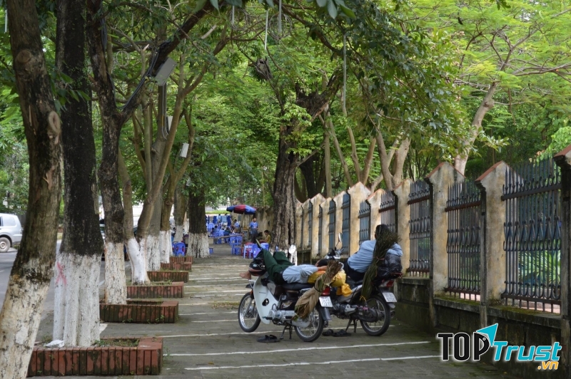 bác xe ôm nằm nghỉ trưa