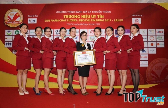 Bà Vũ Kim Hồng chủ tịch Hội Hôn Nhân và Gia Đình Việt Nam nhận bằng khen THƯƠNG HIỆU UY TÍN năm 2017