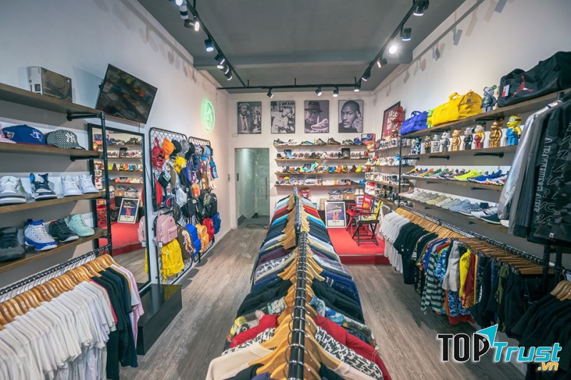 Không gian bên trong G-Lab, không những bán giày shop còn bán nhiều mặt hàng khác như: balo, áo, nón,...