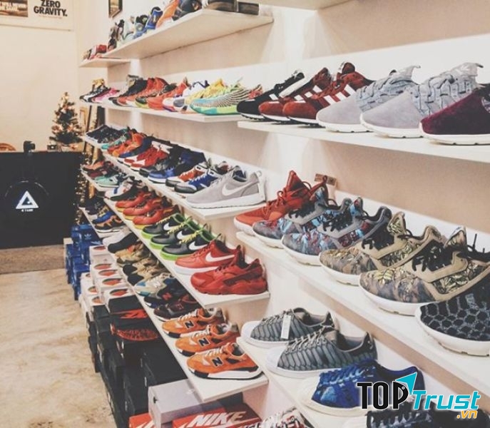 Các mẫu giày của G-Lab đa số là giày bóng rỗ, bên cạnh đó cửa hàng còn cung cấp thêm rất nhiều lựa chọn giày lifestyle đến từ những thương hiệu khác nhau