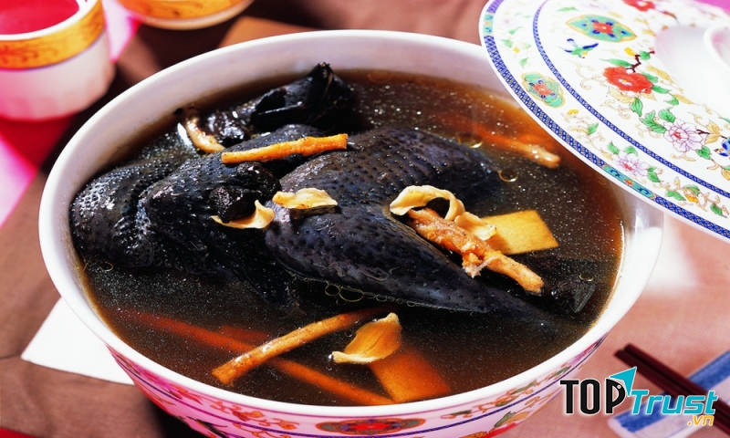 Gà được lựa chọn kĩ lưỡng, ưu tiên những con ít mỡ nhiều thịt bởi thịt gà ác chứa nhiều đạm và nhiều nguyên tố vi lượng