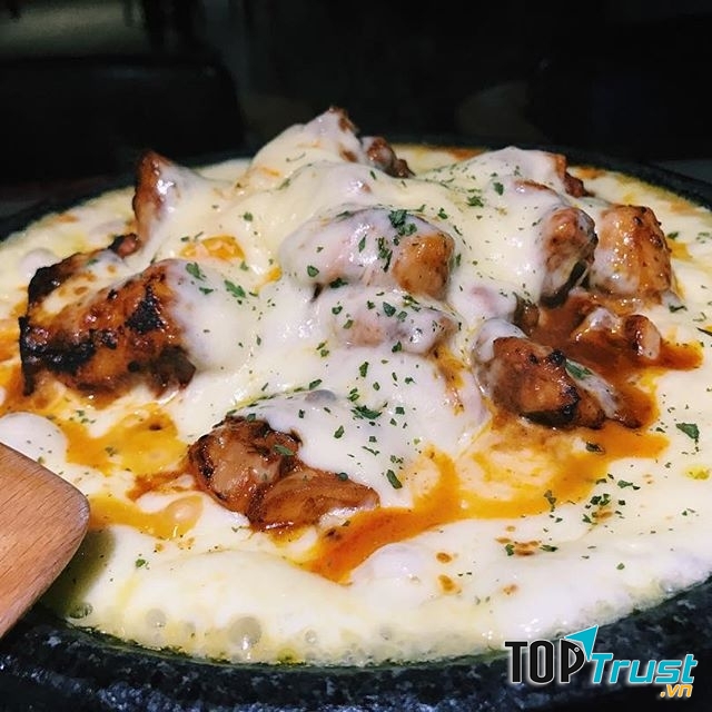 Quán nổi tiếng với món cơm gà nướng