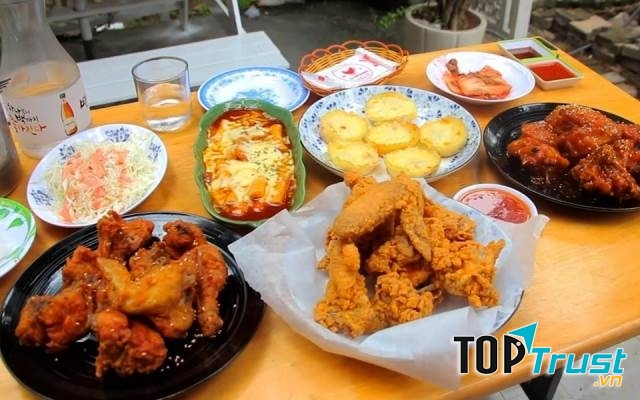 Những miếng gà nướng vàng ươm