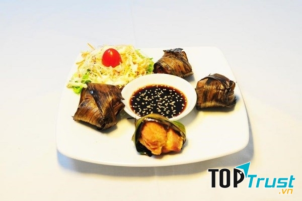 Gà cuốn lá nếp thơm ngon cùng nước chấm đặc biệt