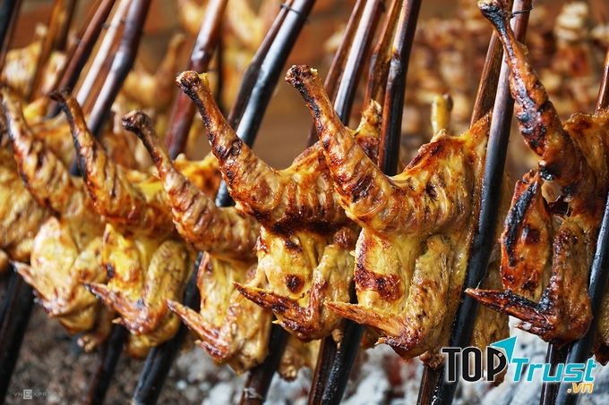 Gà được nướng trực tiếp trên lửa than hồng