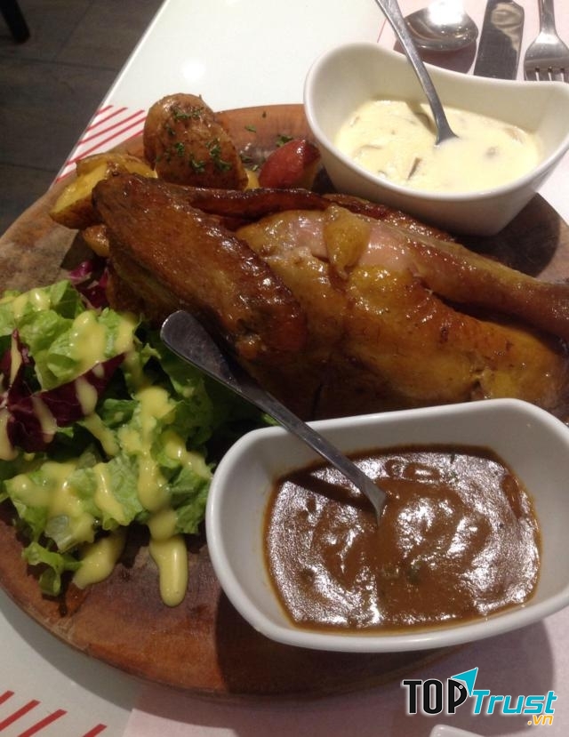 Gà nướng kèm nước sốt hấp dẫn