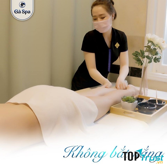 Massage body với kem tắm trắng.