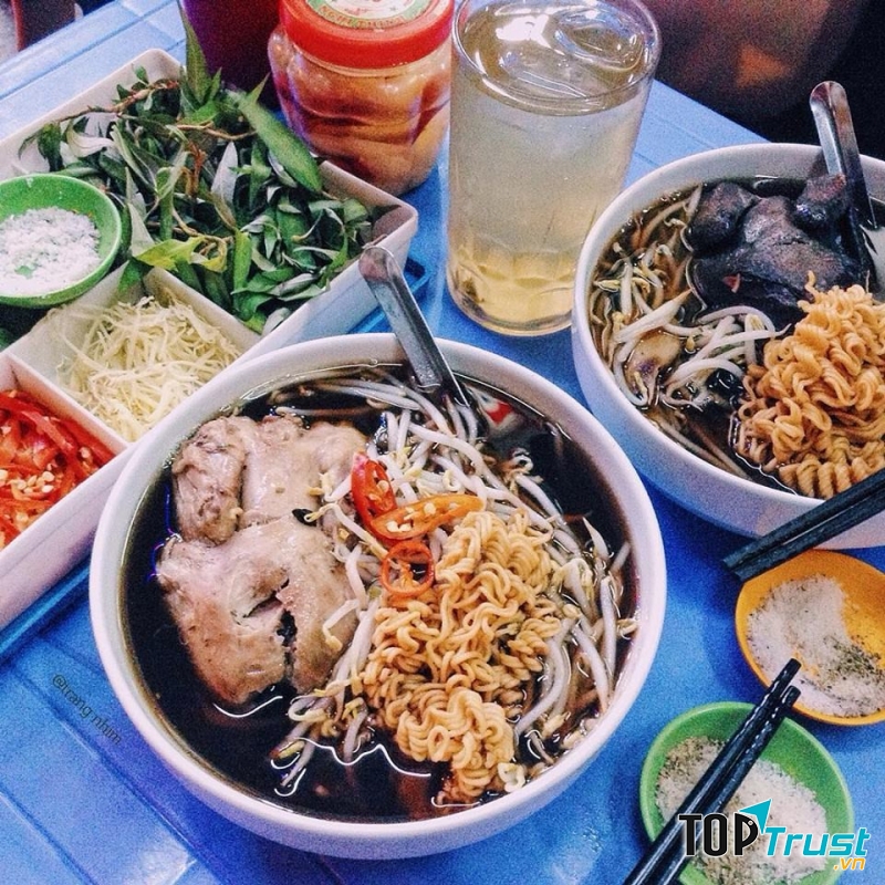  Nước dùng đậm đà phù hợp hơn với những bạn thích ăn ngọt, vừa khéo đưa đẩy với vị ngăm ngăm của lá ngải cứu hấp dẫn vô cùng.