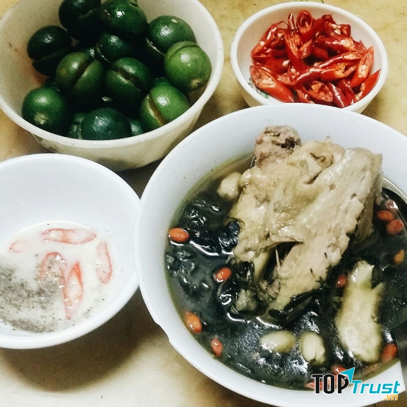 Bát mỳ gà tần bưng ra thơm phức mùi thuốc bắc lẫn trong mùi ngải cứu đặc trưng.