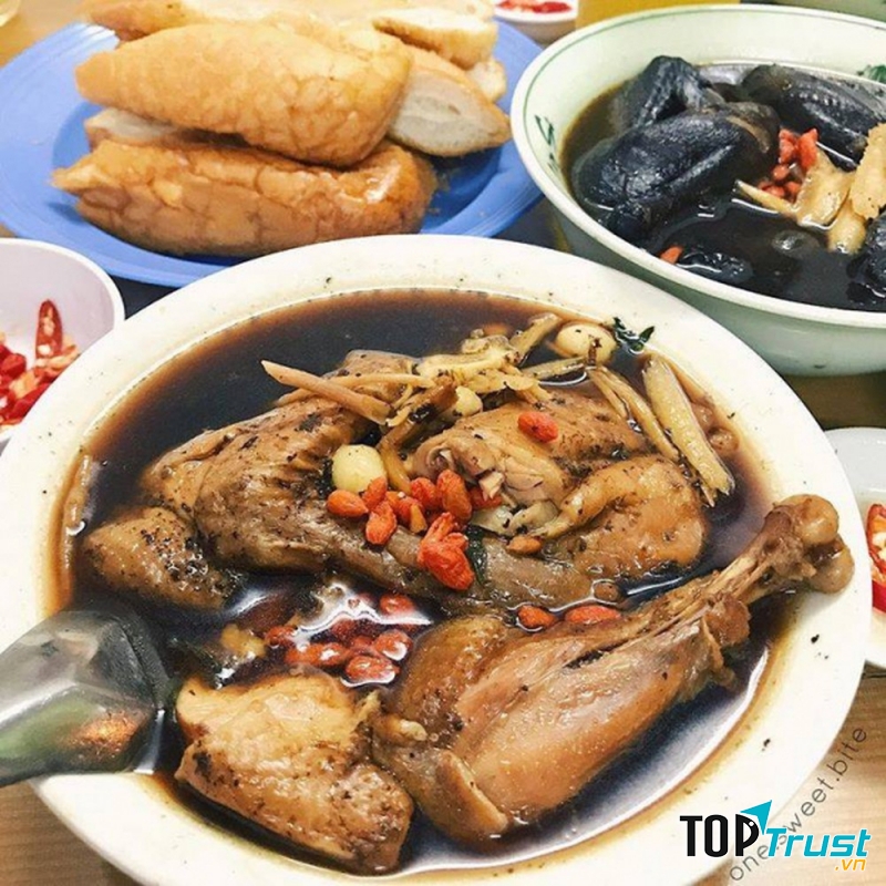 Gà tần thơm ngon rất phù hợp để bồi bổ cho cơ thể, không hẳn khi bị ốm thì mới sử dụng món ăn này mà ngày nay món gà tần được thực khách lựa chọn khi muốn ăn, đơn giản là vì muốn nên bạn tìm đến.