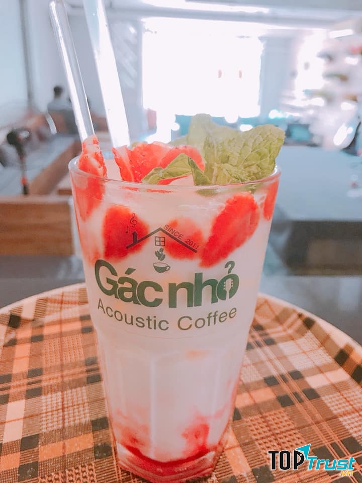 Không gian ấm cúng, ly nước mát thơm ngon cùng những giọng ca sâu lắng đi vào lòng người tạo nên nét đẹp rất riêng chỉ có tại nhà Gác Nhỏ.