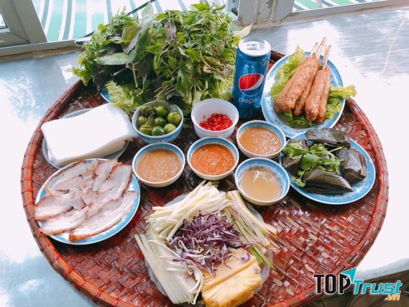 Bánh tráng cuốn thịt quay, nem lụi, rau rừng