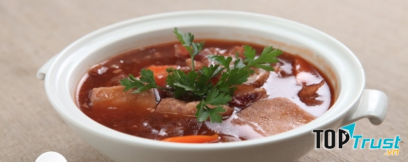 Gân bò sốt rượu vang