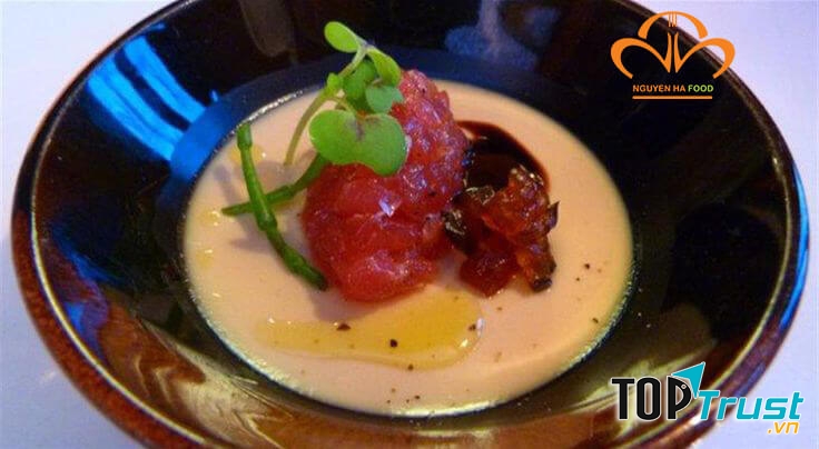 Gan ngỗng kết hợp với cá ngừ sốt Tartar và cà tím caramel