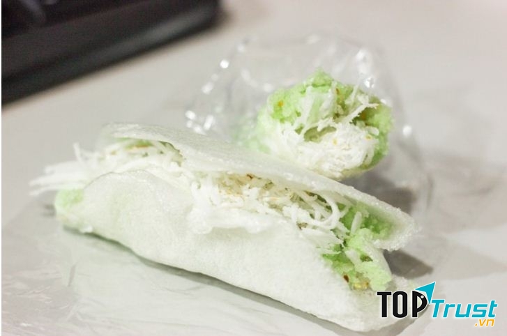 Bánh ống lá dứa đường Nguyễn Trãi.