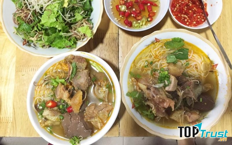Gánh Bún Bò Mệ Kéo