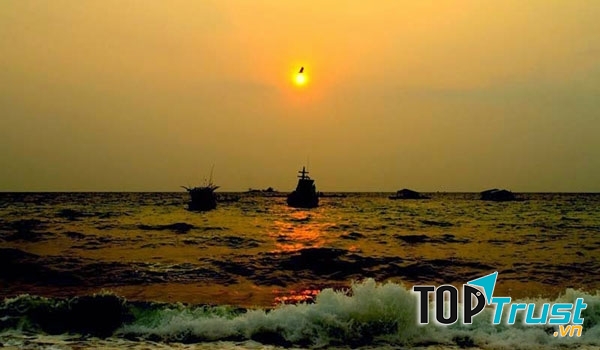 Tàu đánh cá biễn Mũi Gành Dầu