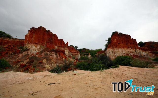 Vẻ đẹp Gành Son tựa như một bức tranh sơn thủy được khắc họa dưới nét bút tuyệt vời của thiên nhiên.