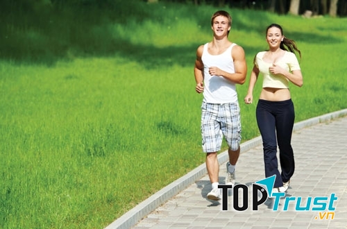 Bạn cũng nên uống thật nhiều nước để khỏi bị mất nước trong quá trình chạy bộ nhé.