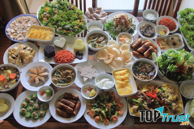 Lưu ý gắp thức ăn theo từng miếng nhỏ