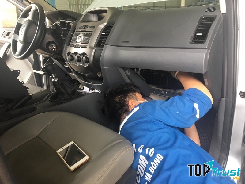 Ô tô đang được sửa chữa