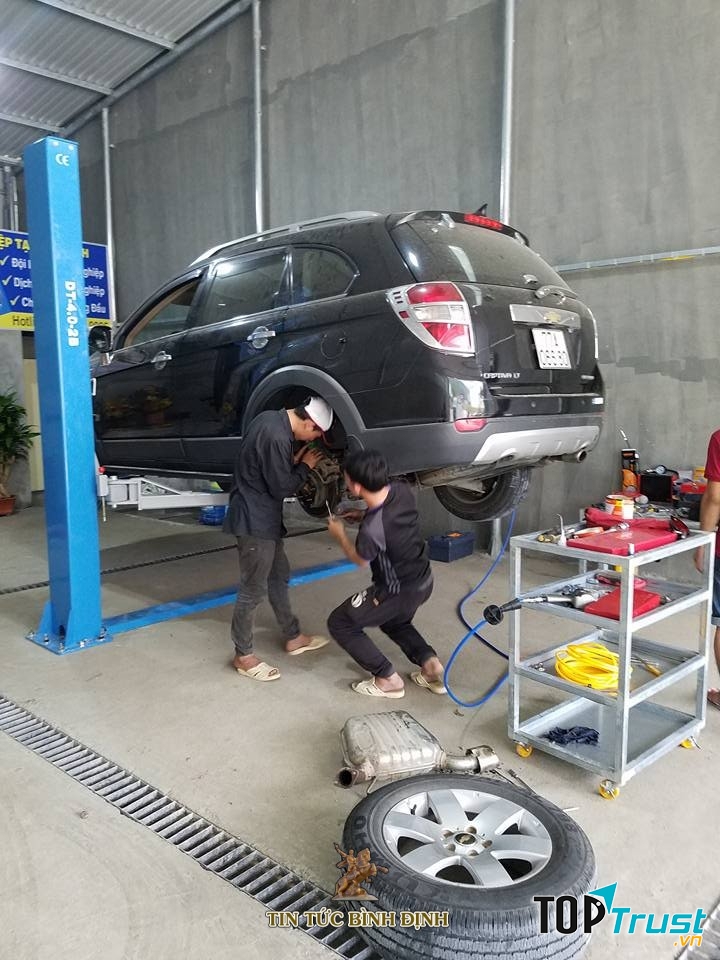 Xe đang được swuxa chữa