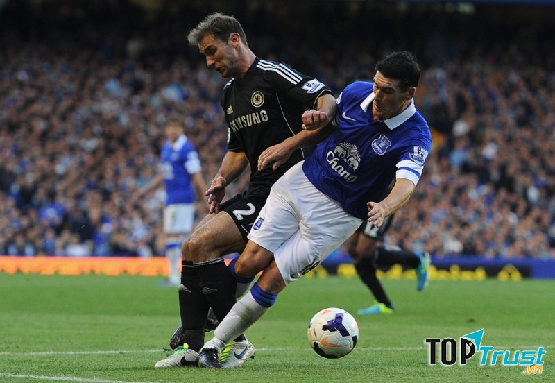 Barry thất thế trong pha tranh chấp với Ivanovic