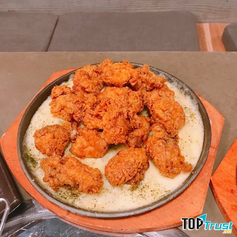 Thử cắn nhẹ một miếng gà GAXEO Chicken, thịt dai dai không hề bị bở, thật là thơm ngon tuyệt vời