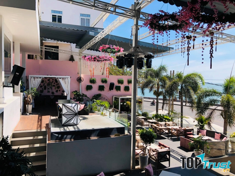 Gazebo Beach Front Lounge & Cafe