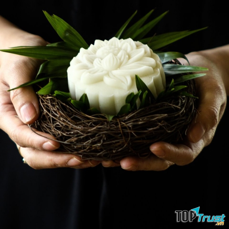 Bánh được làm công phu và tỉ mỉ từ bàn tay khéo léo của cô chủ.