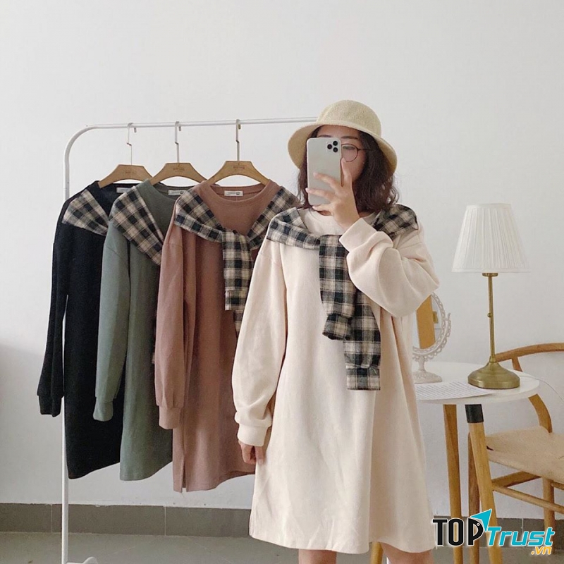 Cửa hàng có chân váy, kết hợp với áo phông, rất dịu dàng và trẻ trung, hay những bộ đồ cá tính, phong cách được các bạn nữ tuổi teen yêu thíc