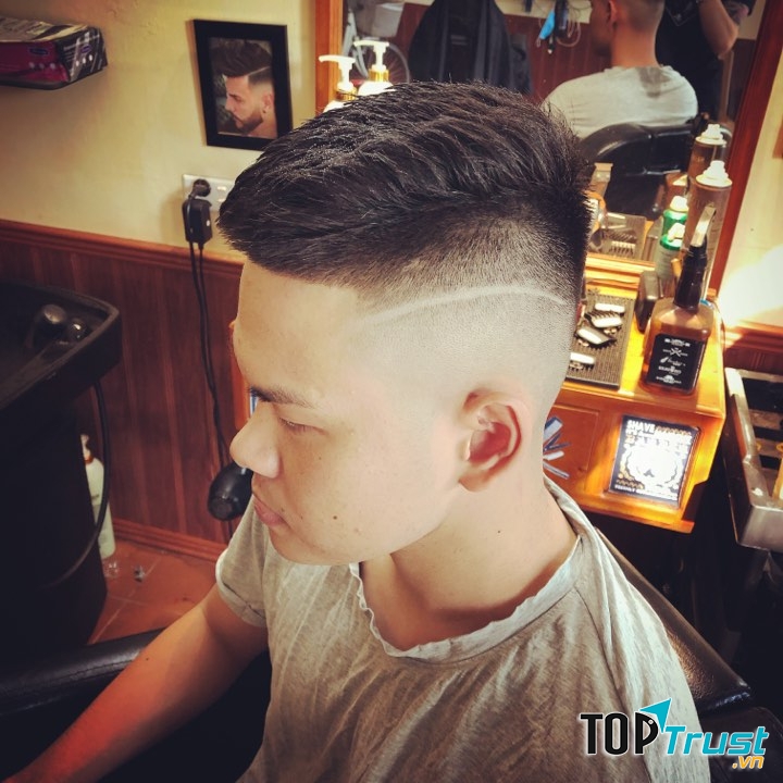 Germi Barber Shop sở hữu không gian thoáng mát, lịch sự và cũng là salon tóc khá là chuyên nghiệp từ tạo kiểu tóc cho đến tư vấn và phục vụ khách hàng