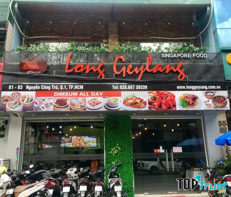 Bên ngoài quán